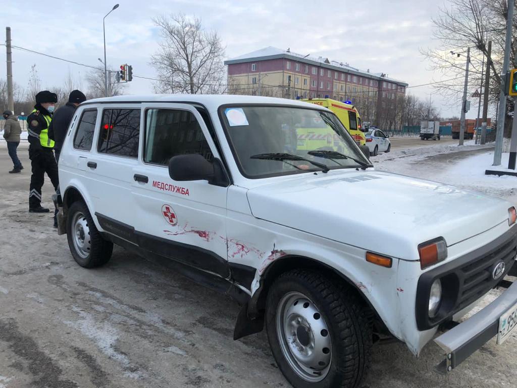 На оживленном перекрестке Петропавловска автомобиль медслужбы столкнулся с  иномаркой — Петропавловск News